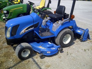 New Holland TZ25DA met middenmaaier en frees